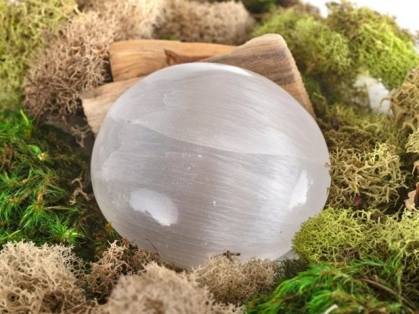 5 Selenite Healing Properties & How To Actually Use It